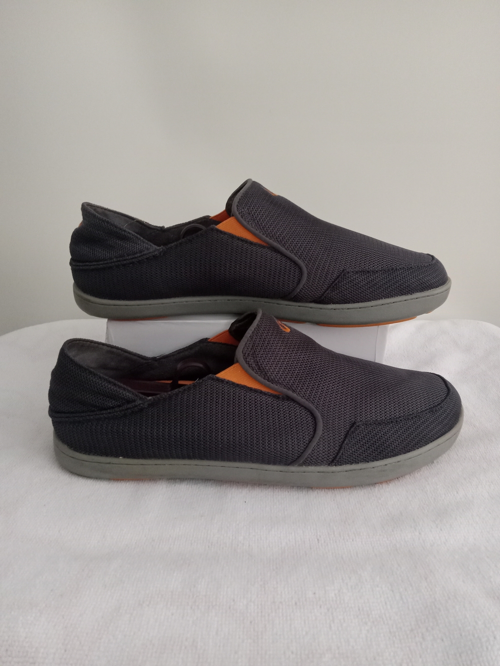 Olukai Nohea Men's Slip-On Loafers in Dark Gray with Orange Trim Sz 11.5